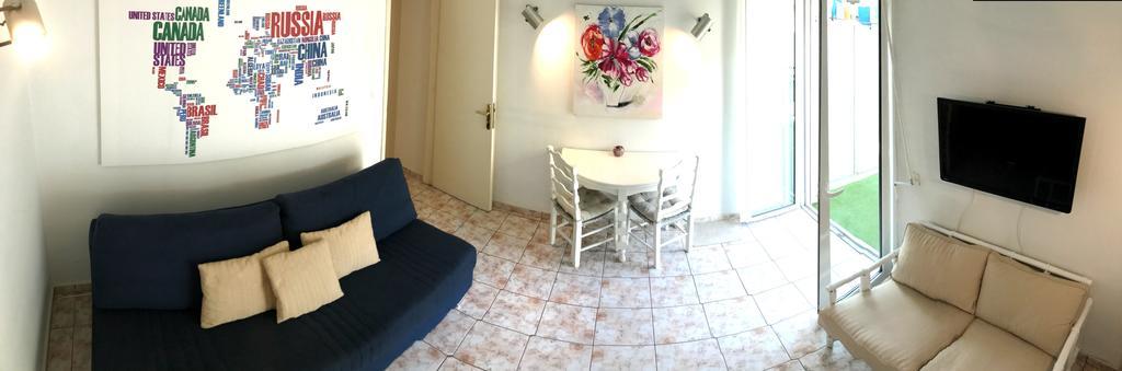 100M From The Beach Cosy Apartment Лутраки Екстериор снимка