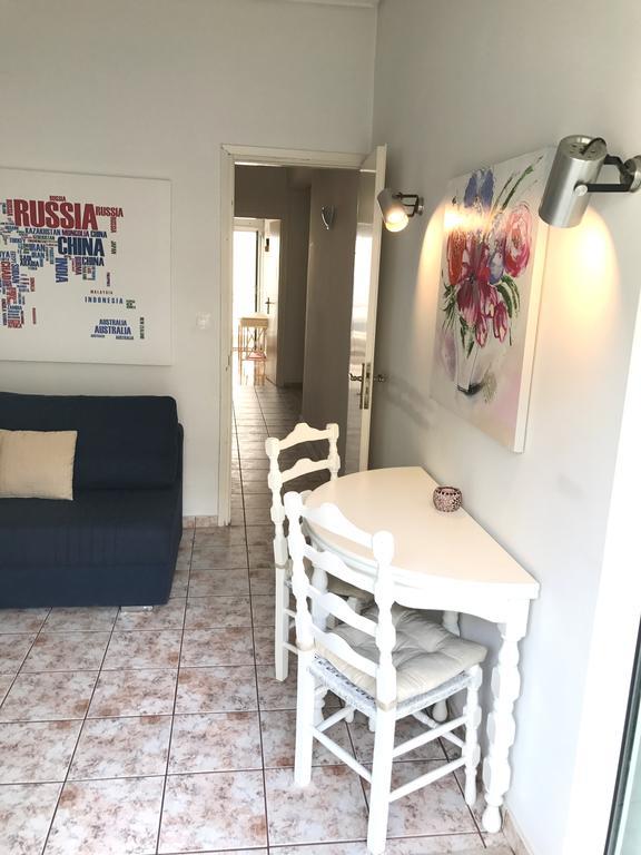 100M From The Beach Cosy Apartment Лутраки Екстериор снимка